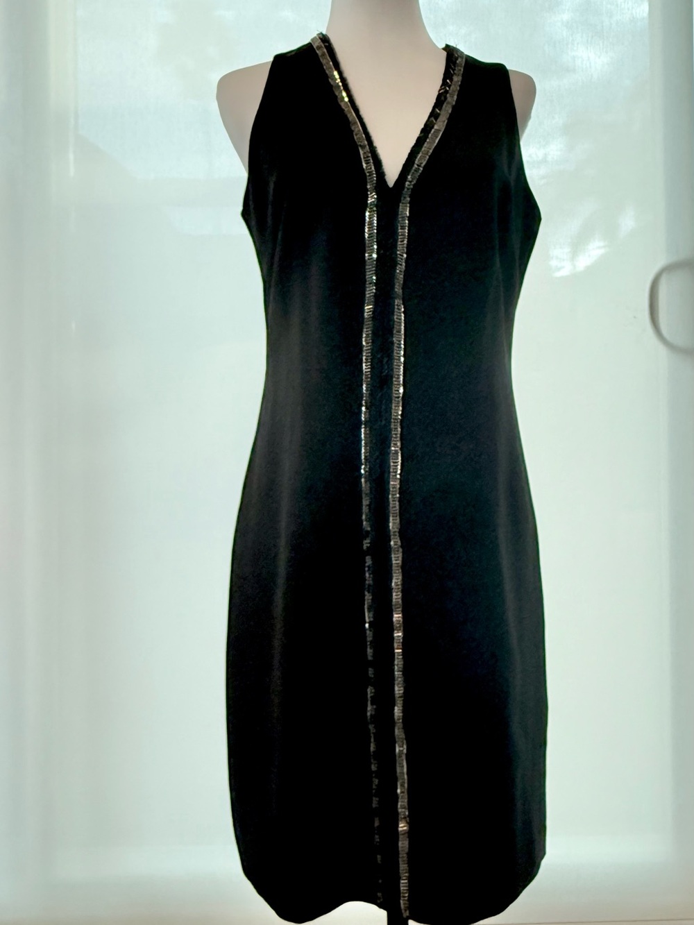 Donna Ricco Black Sleeveless V-Neck cocktail dress with beaded black/silver trim